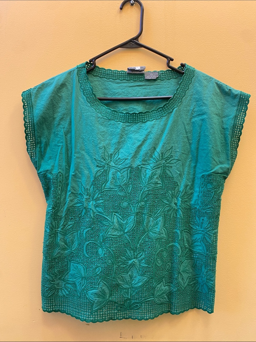Size 6 Embroidered Green Women’s Short Sleeve Top